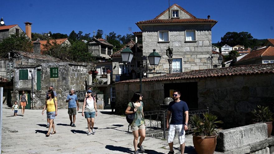 Turistas paseando por el conjunto histórico de Combarro. | // RAFA VÁZQUEZ