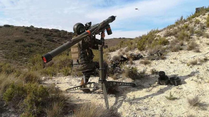 Un soldado del grupo de Artillería de la Brilat durante las maniobras en Zaragoza. // Fuerza Terrestre-Brilat