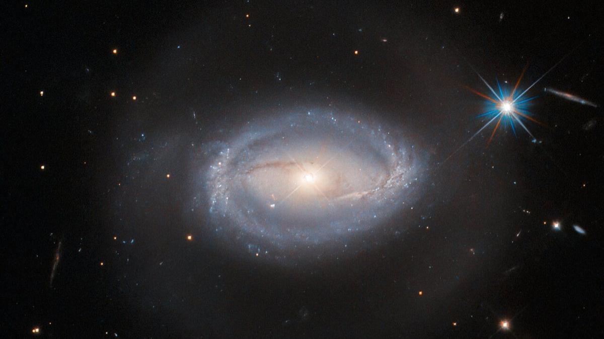 La imagen del misterioso objeto cósmico inclasificable, que es al mismo tiempo una galaxia Seyfert, un núcleo galáctico activo (AGN) y un cuásar.
