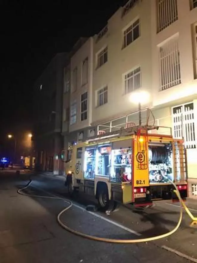 Evacúan a una veintena de vecinos por el incendio de un garaje en Santa Lucía