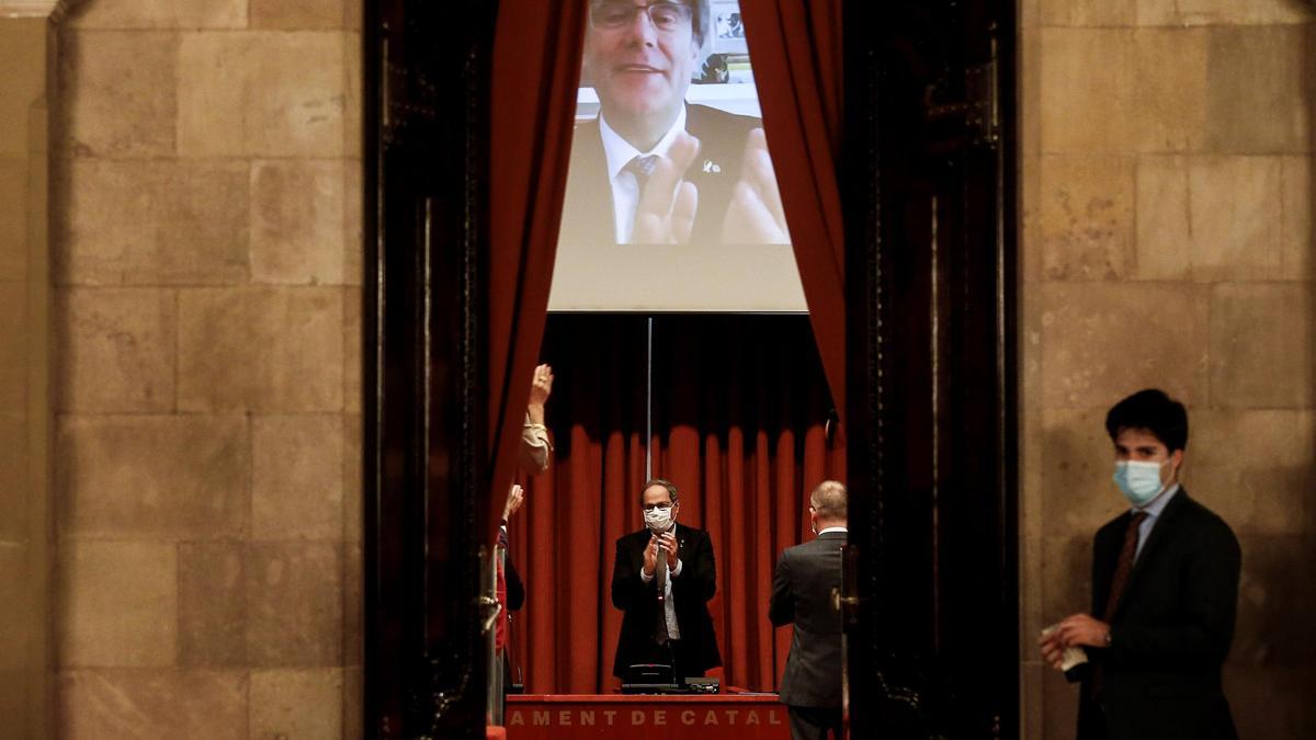 Carles Puigdemont interviene por vía telemática en una reunión de Junts en el Parlament