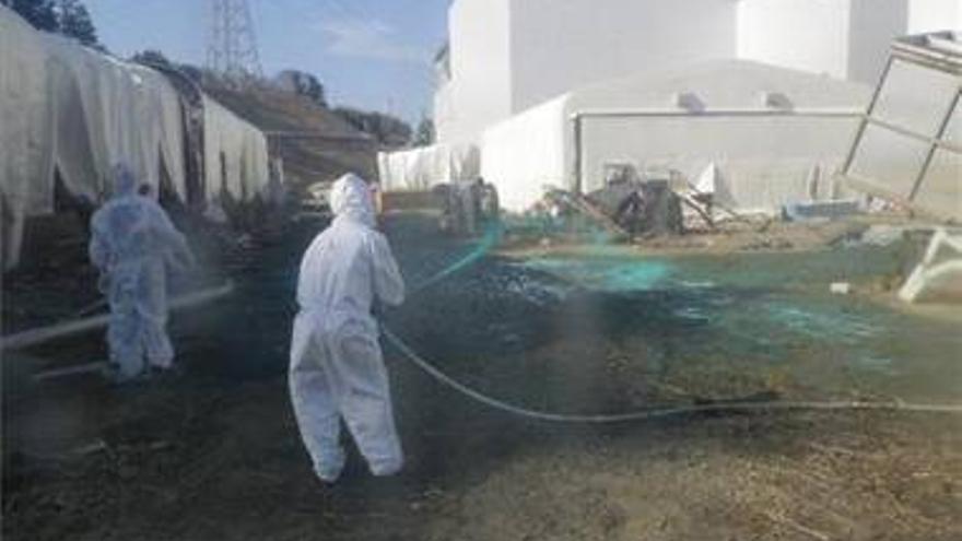 Tepco confirma la filtración de 45 toneladas de agua altamente radiactiva en la central de Fukushima