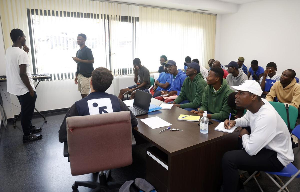 Algunos de los inmigrantes acogidos en Sanxenxo, en una de sus clases de español.
