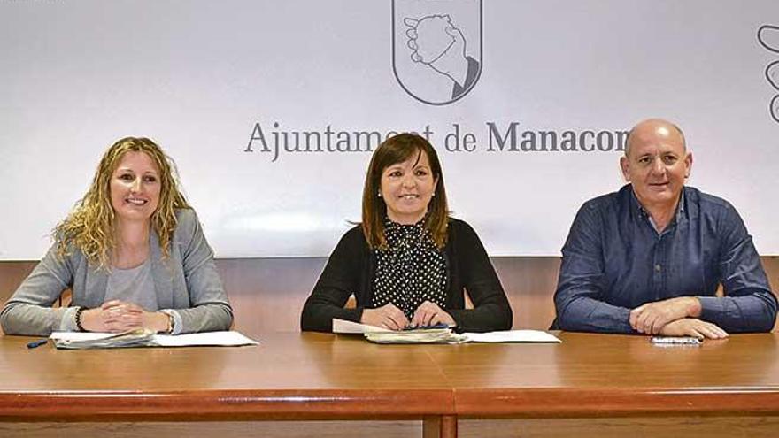 La concejala de Hacienda Sansó, la alcaldesa Riera y el delegado Gomila.