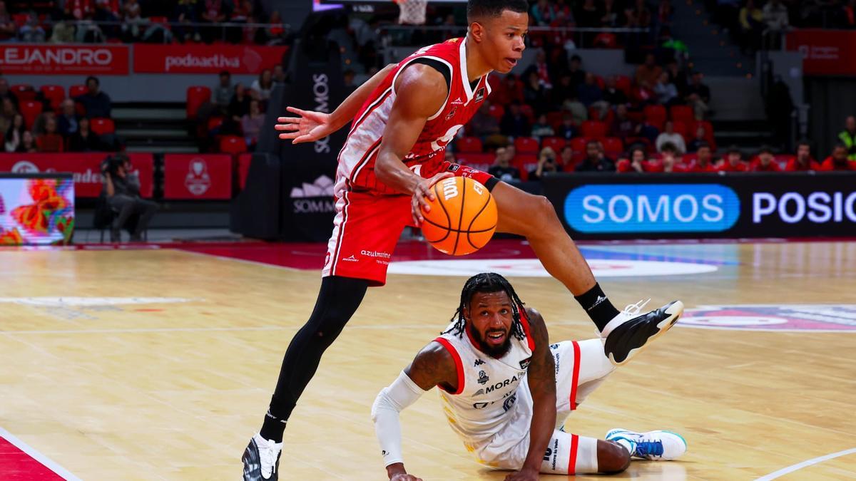 Bell-Haynes sortea a Evans durante el partido de este domingo.