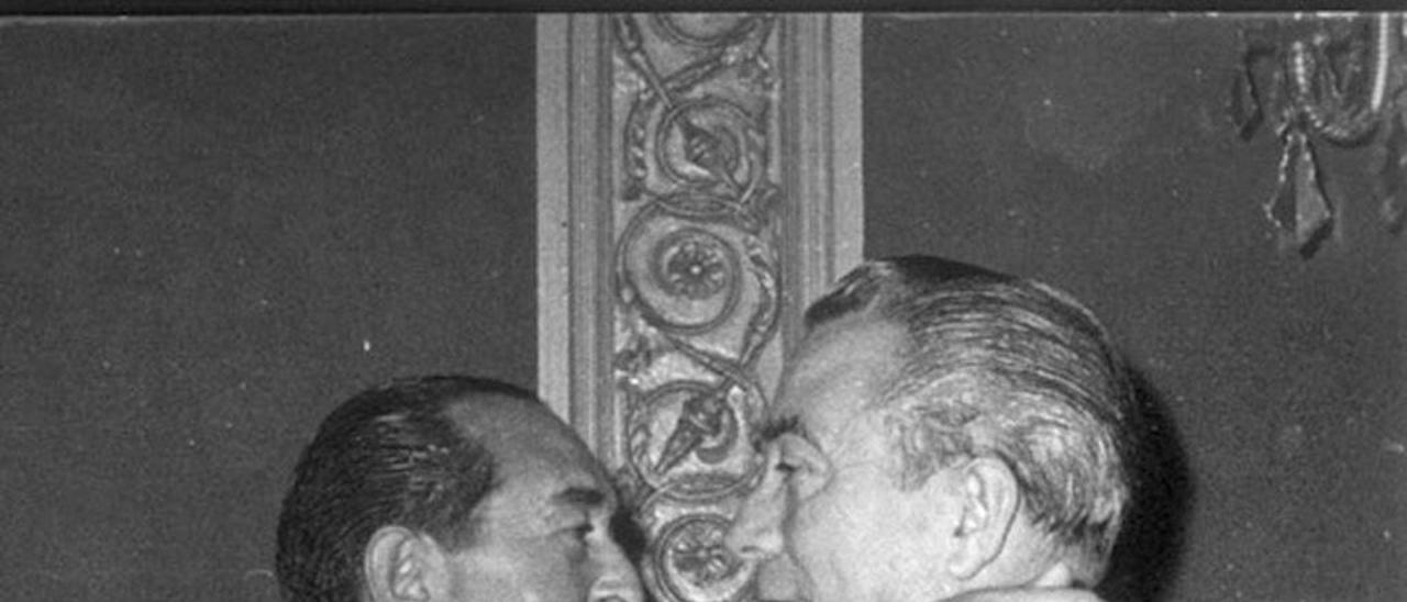 Rafael J. Portanet (á dereita), no día da súa toma de posesión como alcalde de Vigo  (novembro de 1964). // Siorty/Arquivo FdV