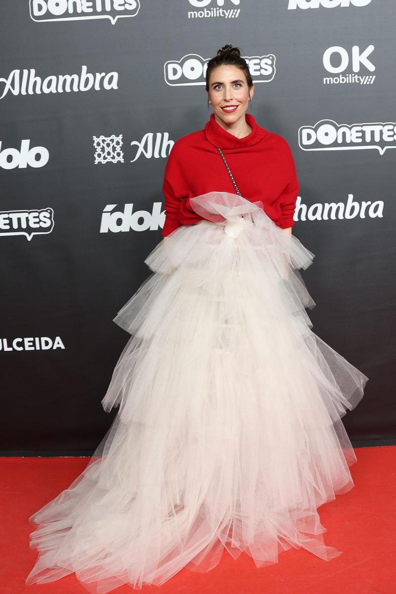 Premios Ídolo: La humorista Ana Brito, premio a mejor Proyecto Audiovisual, con jersey rojo y brazalete de Simorra, y falda de tul de Hortensia Maeso