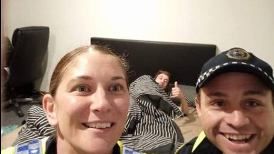 Un jove descobreix que la policia el va dur a casa després d&#039;una borratxera gràcies a un &#039;selfie&#039;