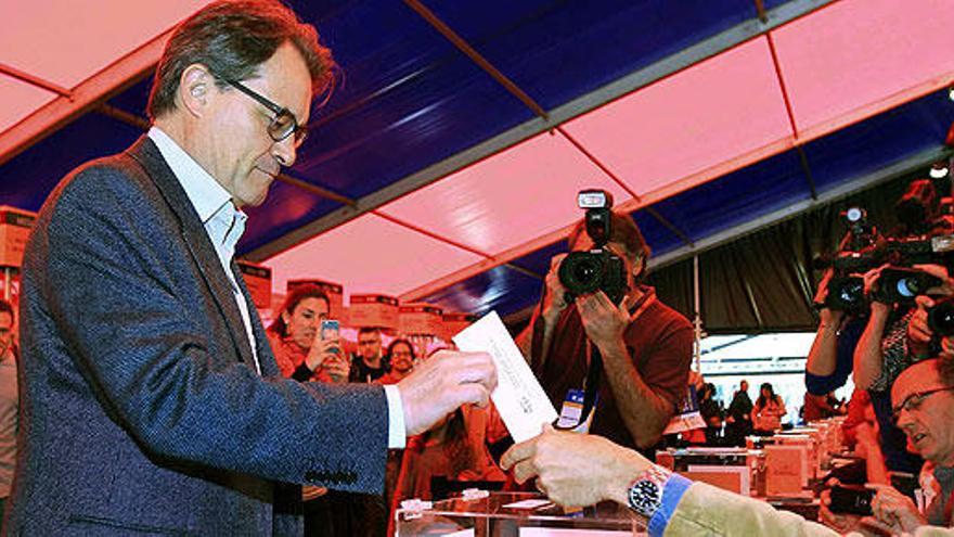 Artur Mas vota en el referéndum sobre el Camp Nou.