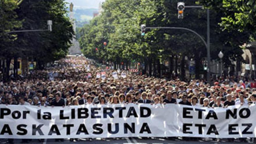 Miles de personas se manifiestan en Bilbao tras un día de actos de repulsa en toda España