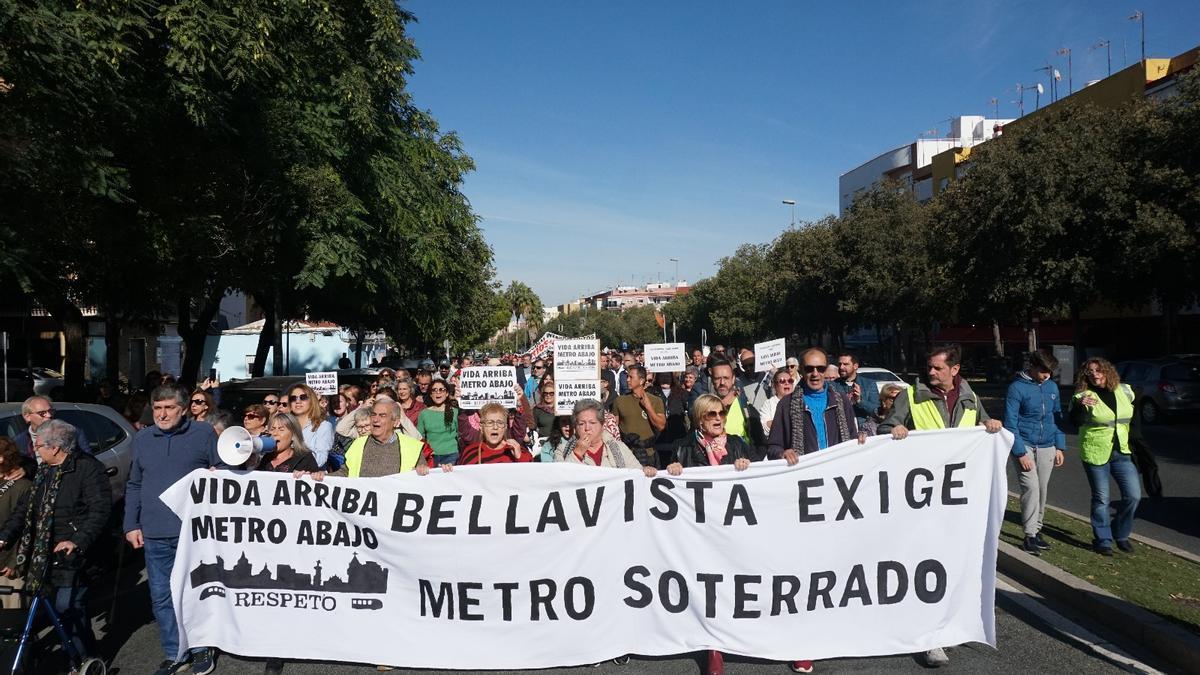 Manifestación celebrada en Bellavista para pedir el soterramiento del metro de Sevilla.