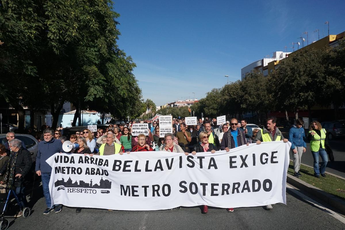 Manifestación celebrada en Bellavista para pedir el soterramiento del metro.