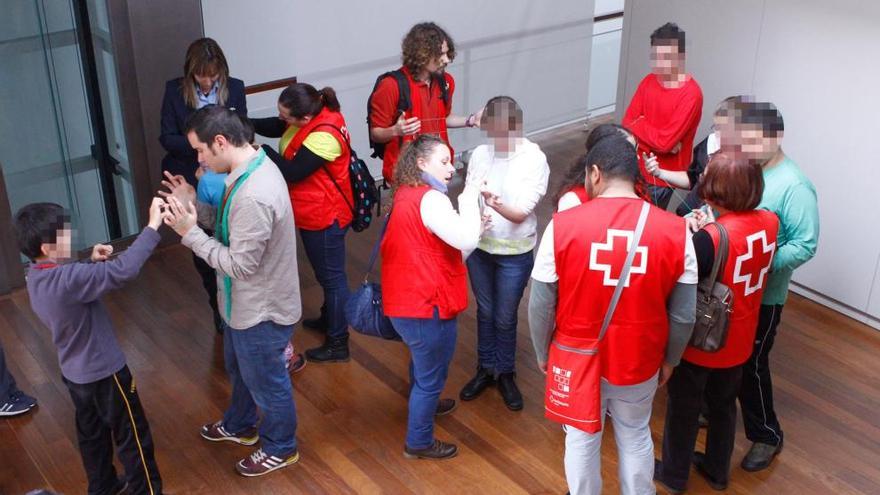 Un grupo de niños participa en una actividad de Cruz Roja.