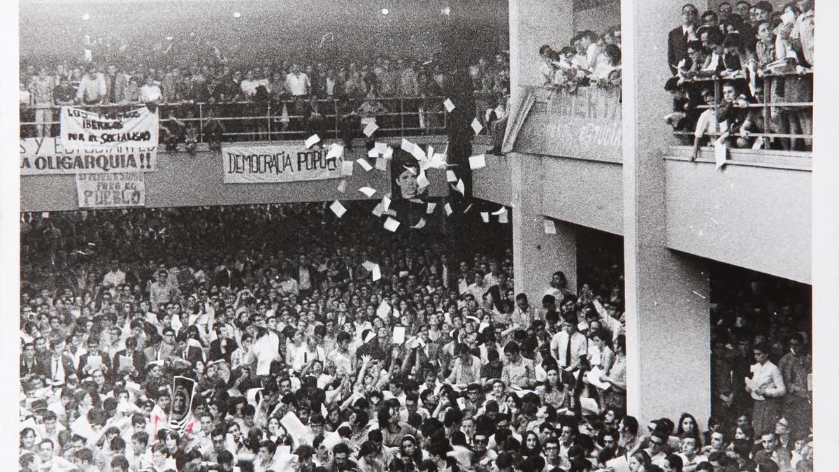 Tirada de octavillas durante un concierto de Raimon en la Faculktad de Económicas de la Universidad Complutense de Madrid en 1968.