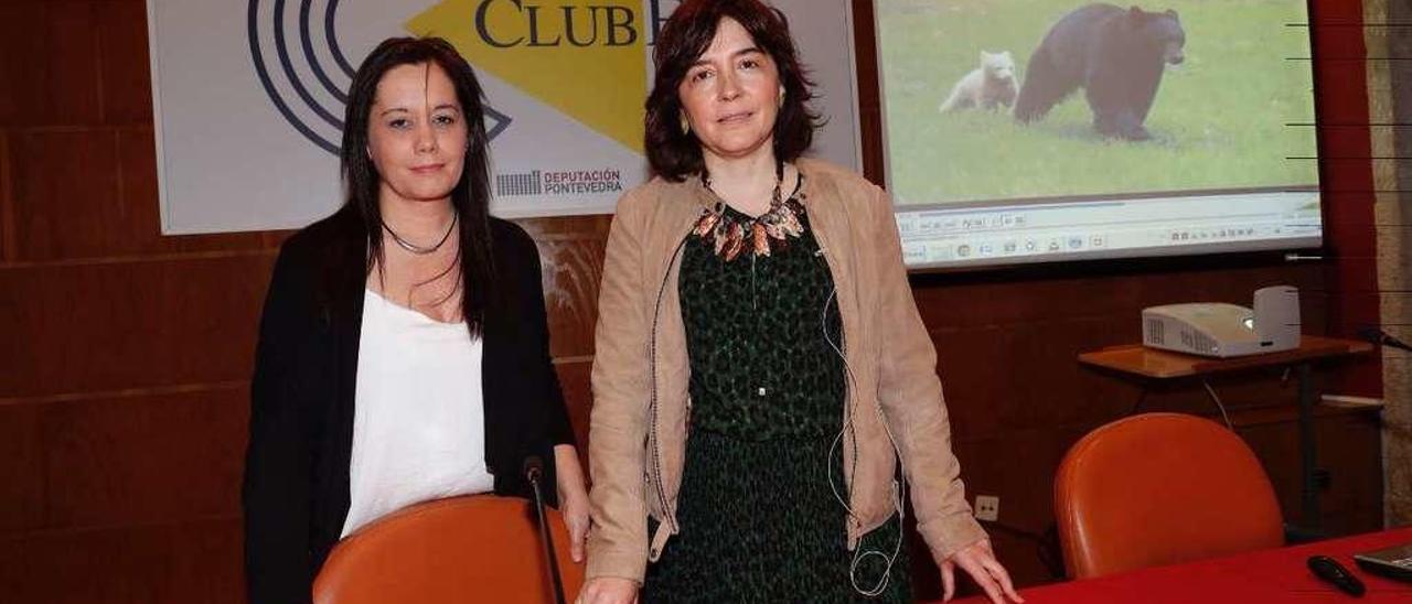 La terapeuta Cristina Cortés (drcha.), fue presentada por la psicóloga Victoria Romero. // R. Grobas
