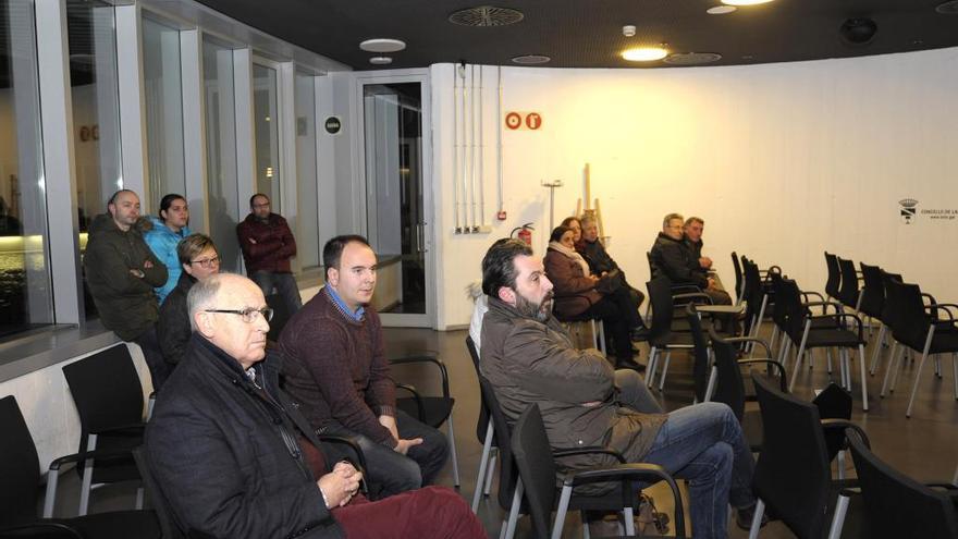 Vecinos presentes en la reunión por la reforma de las calles Principal y Joaquín Loriga, a última hora de ayer, en el consistorio. // Bernabé/Javier Lalín