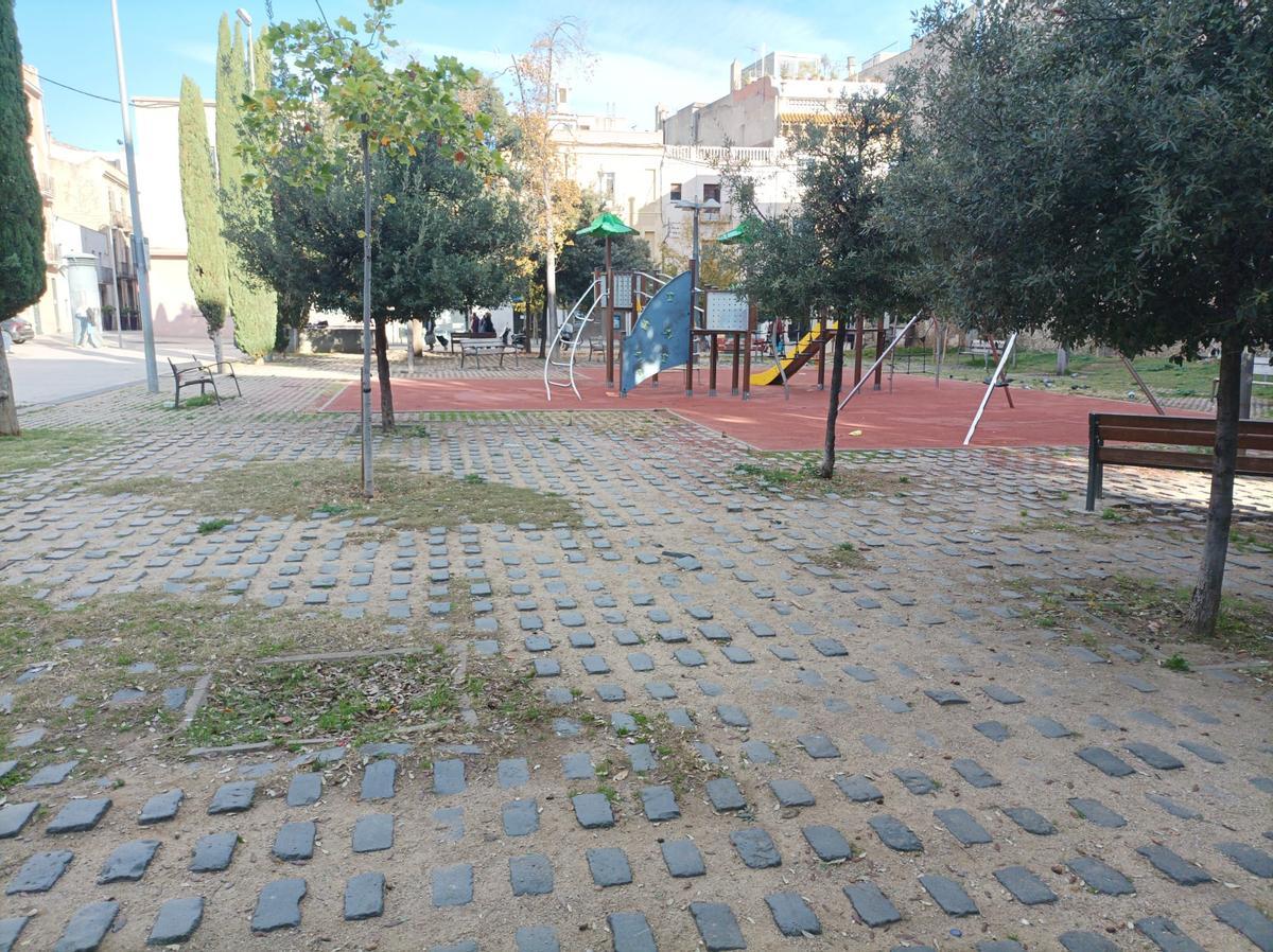 Estat actual de la zona de jocs de la plaça de Catalunya