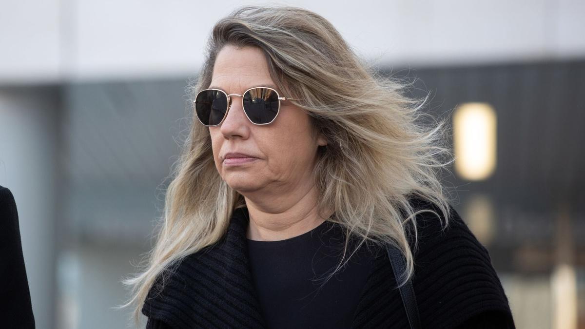 La asesora de Begoña Gómez en Moncloa Cristina Álvarez saliendo de declarar a los juzgados de Plaza de Castilla, a 26 de febrero de 2025, en Madrid.