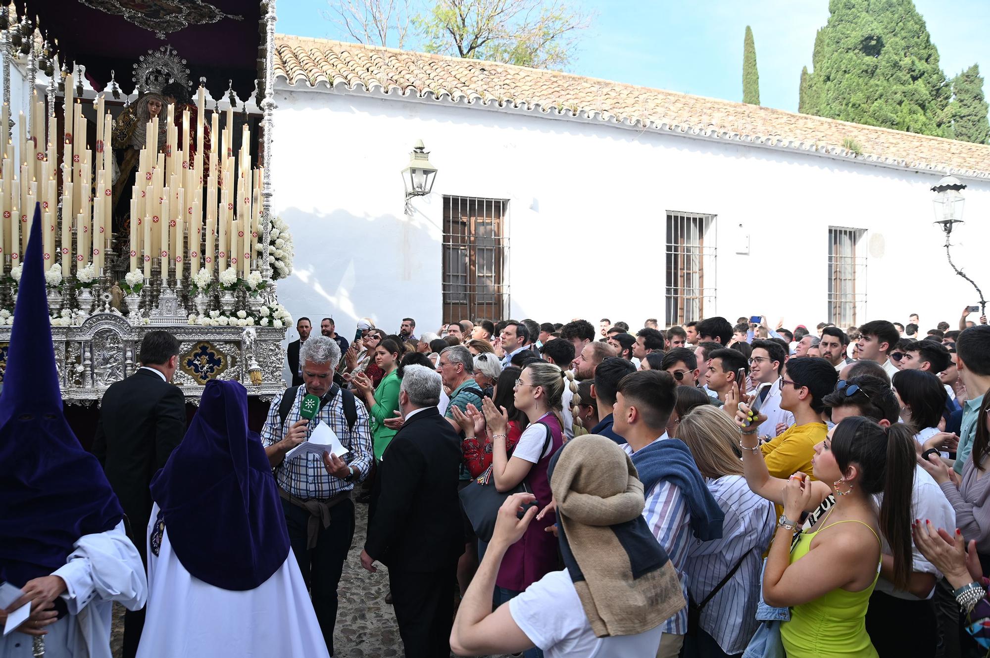 La Plaza de Capuchinos da salida a la Hermandad de la Sangre