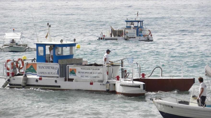 Barcos quitanatas en el entorno del puerto de Caleta de Vélez.