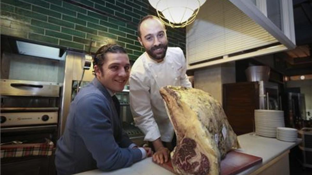 Enrique Valentí y Jordi Gotor, con un corte chuletero de buey en Casa Paloma. Foto: Danny Caminal