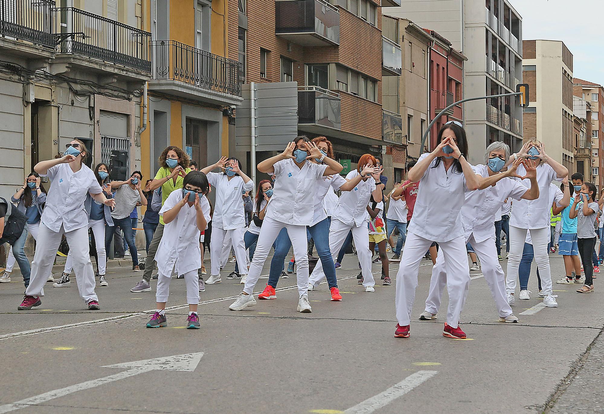 600 voluntaris fan un videoclip a Manresa en agraïment al personal sanitari