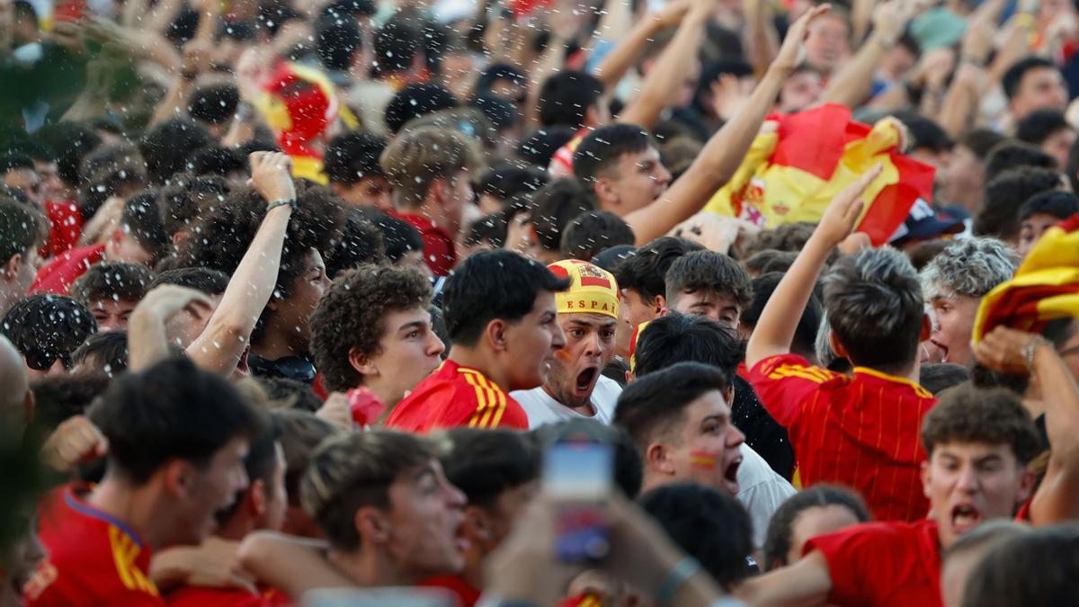 MADRID , 09/07/2024.- Aficionados celebran un gol de la selección española mientras siguen en una pantalla gigante el partido de semifinales de la Eurocopa de fútbol entre España y Francia, este martes en Puente del Rey, Madrid. EFE/ Mariscal