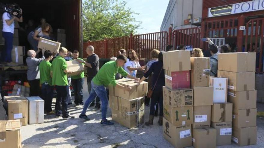 Campaña de recogida de material organizada en Gandia para personas refugiadas en Grecia.