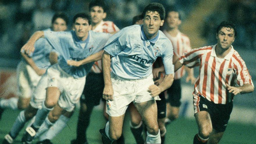Patxi Salinas jugando con la camiseta del Celta en un partido contra el Athletic de Bilbao de 1994