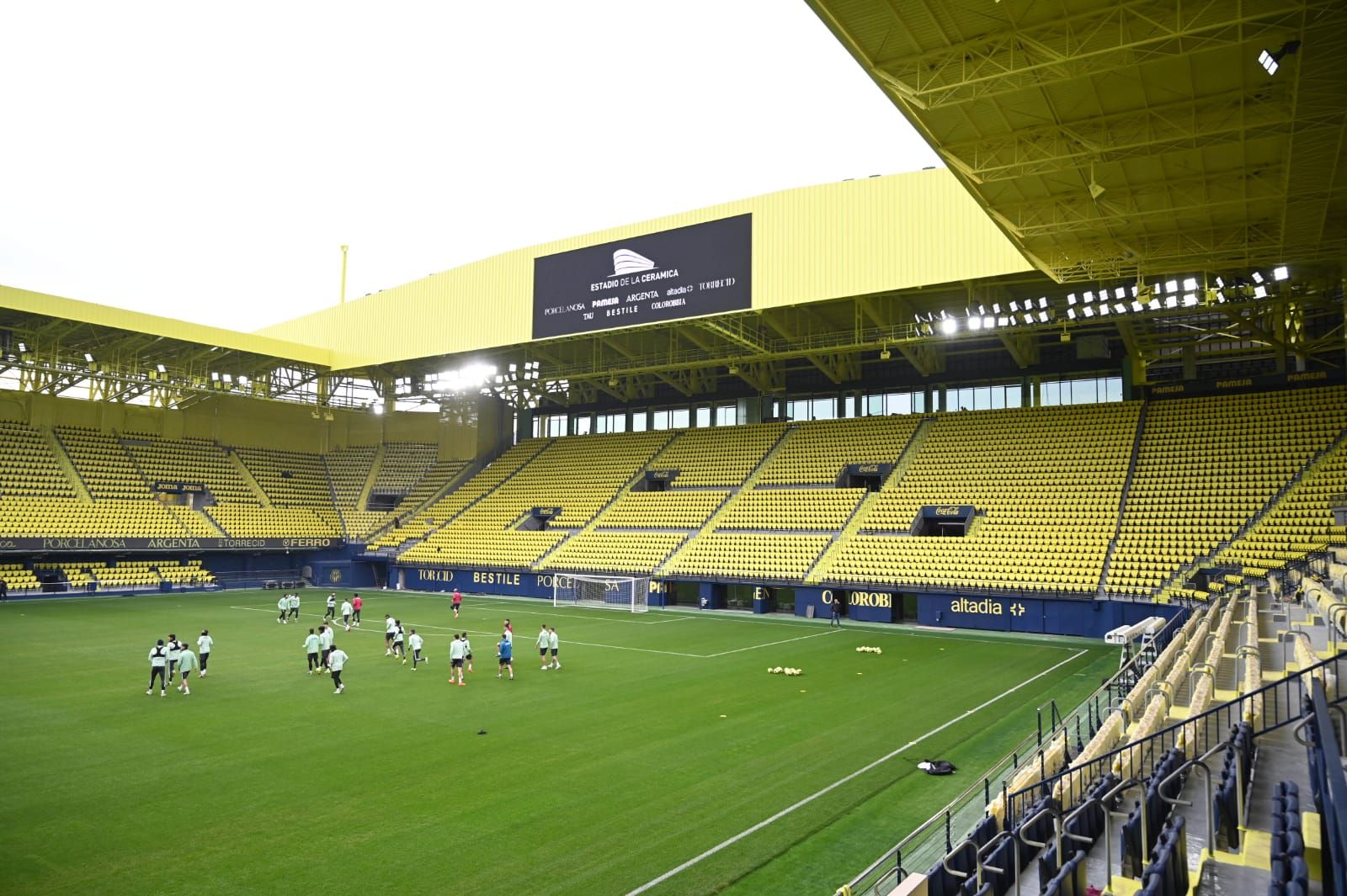 Así ha sido el reencuentro de la plantilla del Villarreal con el 'nuevo' Estadio de la Cerámica