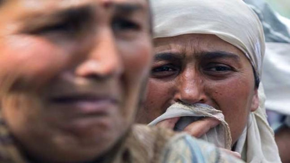Una dona uzbeka d’Oix, al sud del Kirguizistan, plora mentre espera el permís per travessar la frontera cap a l’Uzbekistan.