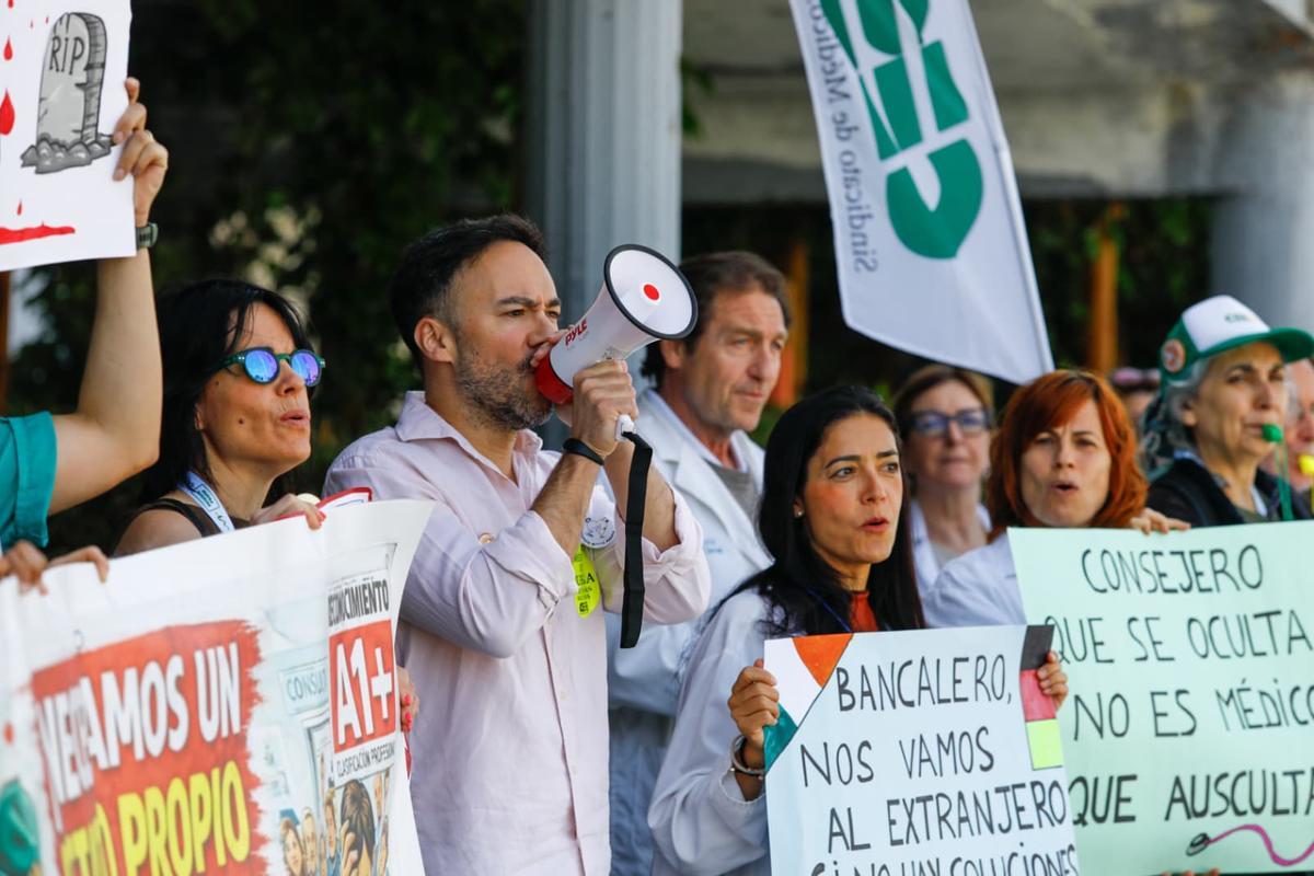 Concentración en el Servet durante la huelga de médicos en Aragón.