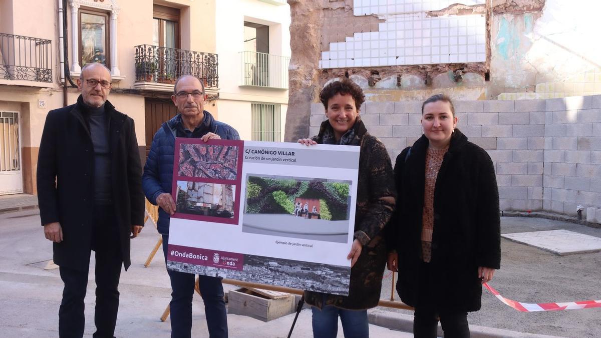 La alcaldesa de Onda, Carmina Ballester, junto al técnico responsable de la obra, Antonio Lecha, y los concejales Juan López y María Baila, han presentado la actuación del jardín vertical.