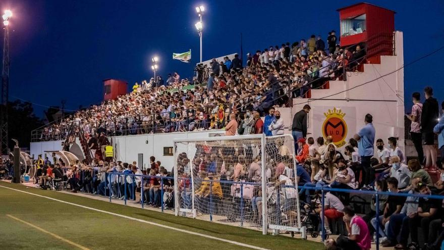 Tribuna central del estadio del Montijo en un partido de esta temporada