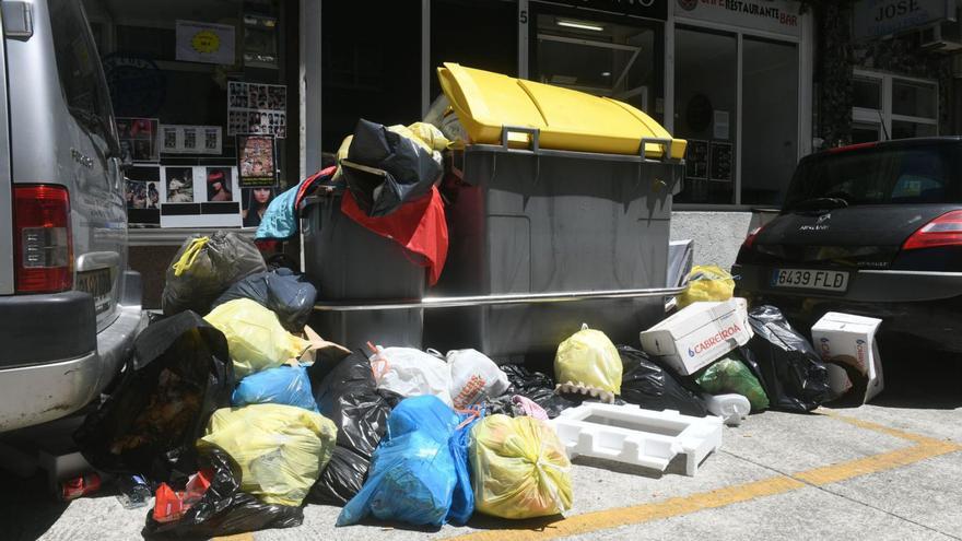 Los trabajadores de la limpieza centrarán la recogida en la basura de fuera de los contenedores