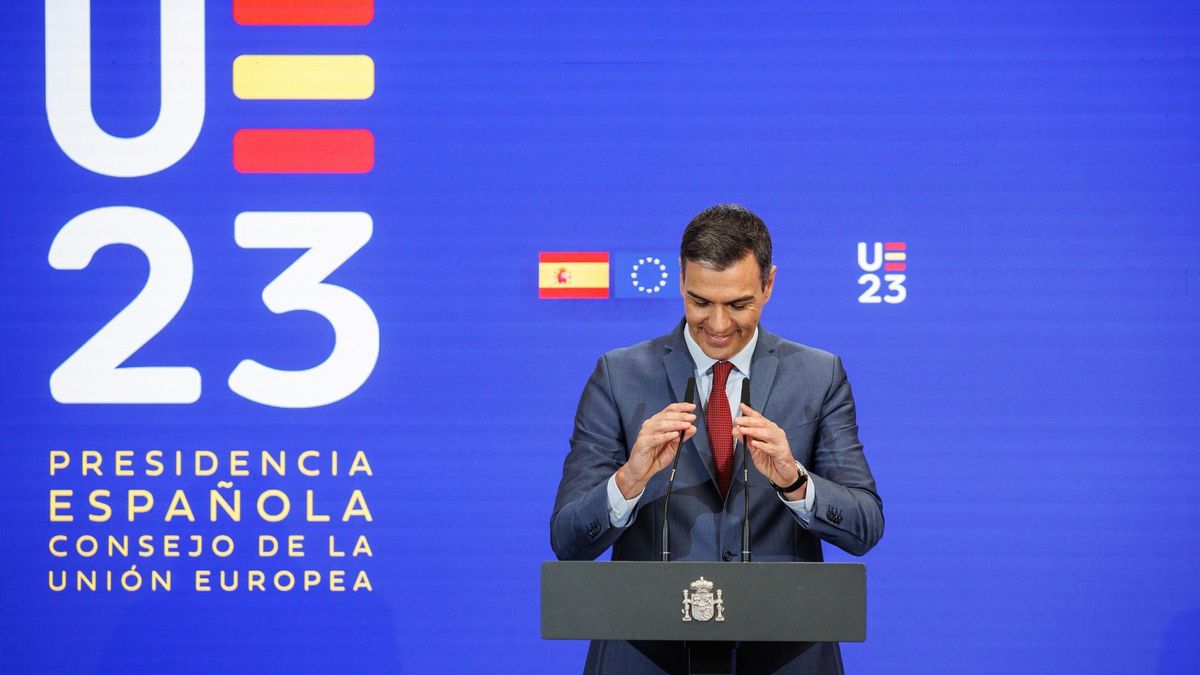 El presidente del Gobierno, Pedro Sánchez, junto al logo de la Presidencia de turno de la UE