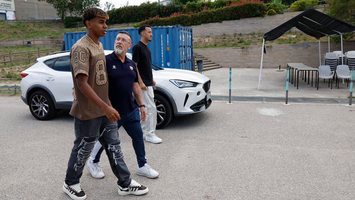 Lamine Yamal agotando la tinta del rotulador: filas y filas de niños y niñas esperando una firma del crack de Rocafonda