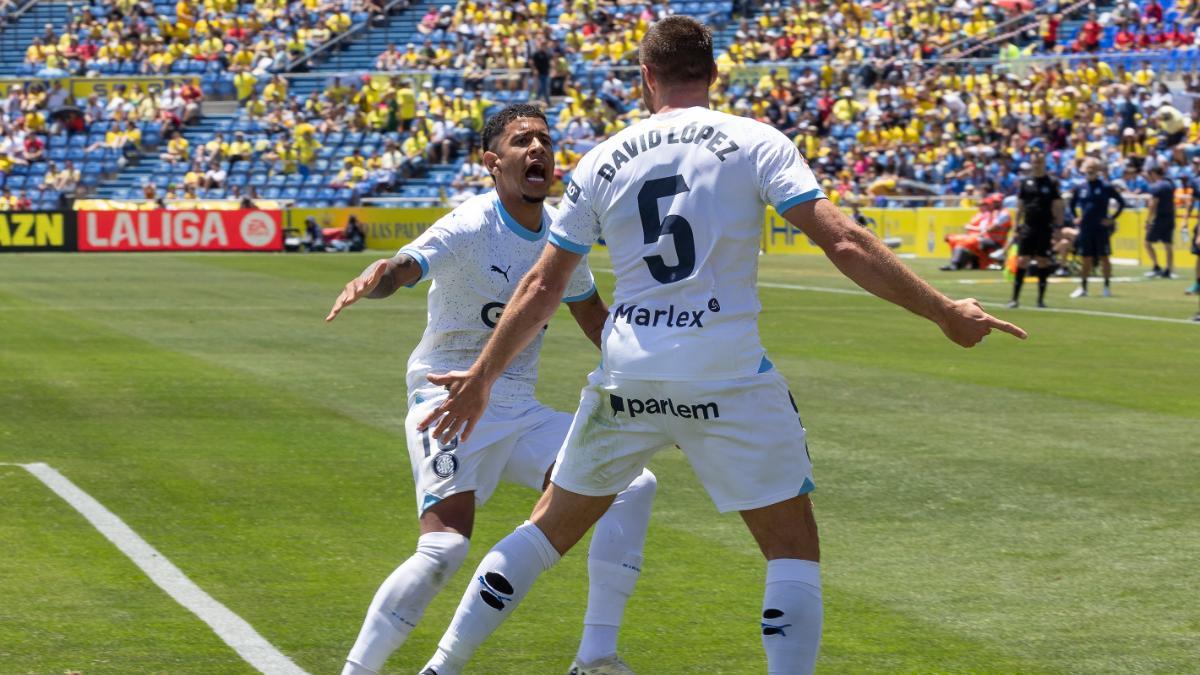 Savinho celebra el gol de David López ante la UD Las Palmas