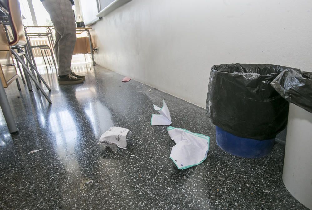Suciedad en seis institutos por una huelga de limpieza por impagos