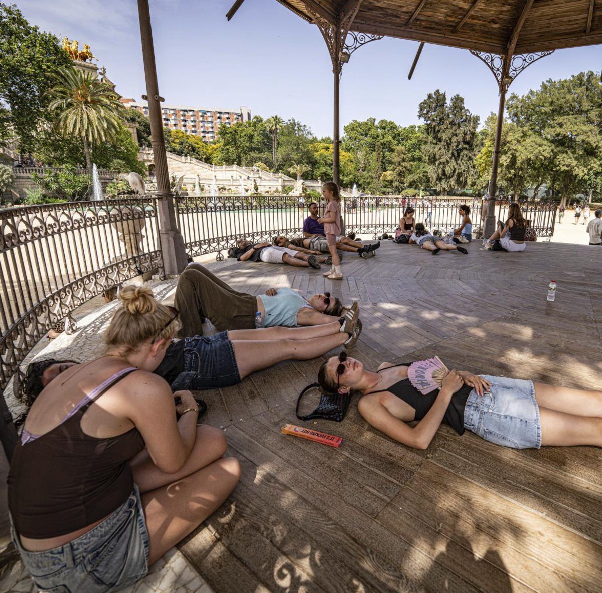Portes tancades al parc del Retiro de Madrid, en una imatge del 2020. | DAVID CASTRO