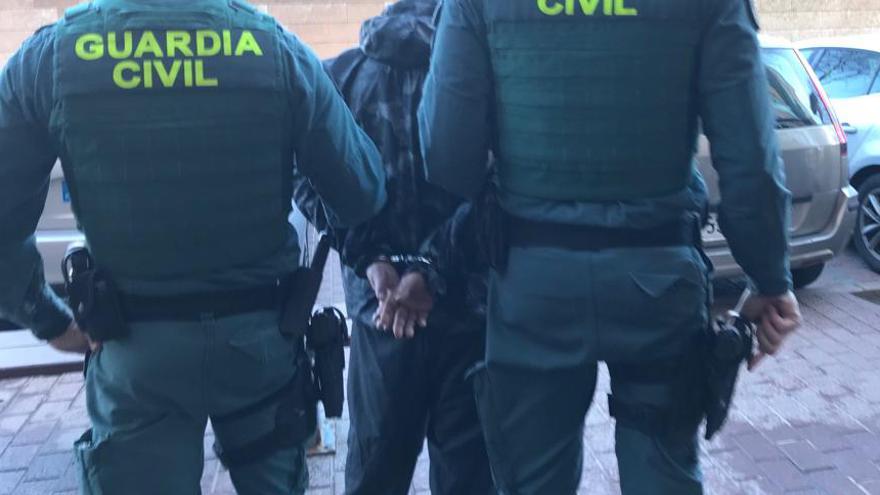 Agentes de la Guardia Civil con uno de los presuntos ladrones detenidos.