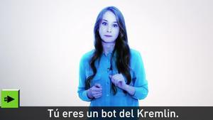 Vídeo realizado por Inna Afinogenova en su etapa al frente de la web de RT en español burlándose de las acusaciones de que su cadena empleaba cuentas automatizadas para impulsar su presencia. 