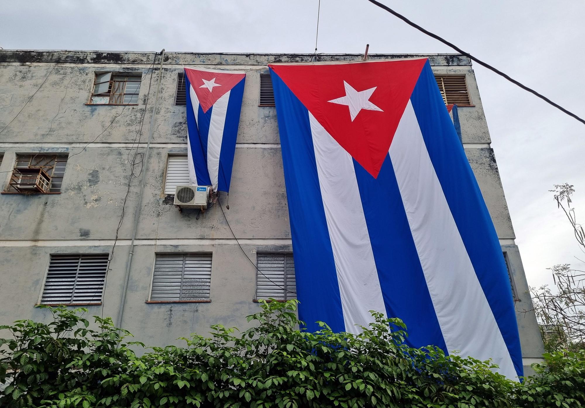 Varias banderas cubanas cuelgan en el domicilio del líder de la protesta, Yunior García Aguilera, en La Habana.