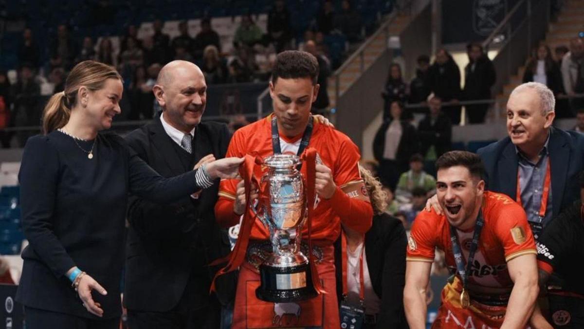 Jesús Izquierdo recibe de manos de Rafael Louzán, presidente de la Federación, el trofeo de la Supercopa. | RFEF
