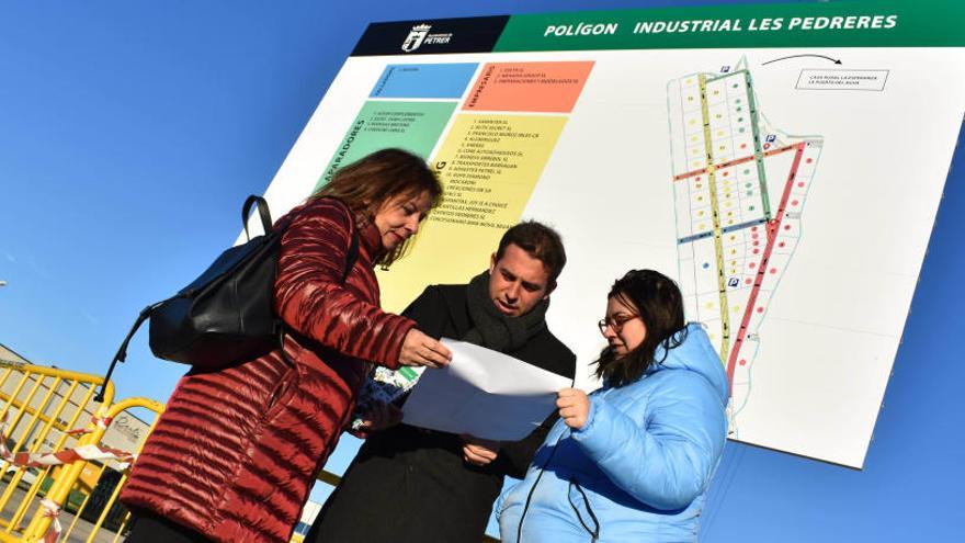 El concejal David Morcillo con las técnicas municipales revisando las obras realizadas en el polígono industrial Les Pedreres