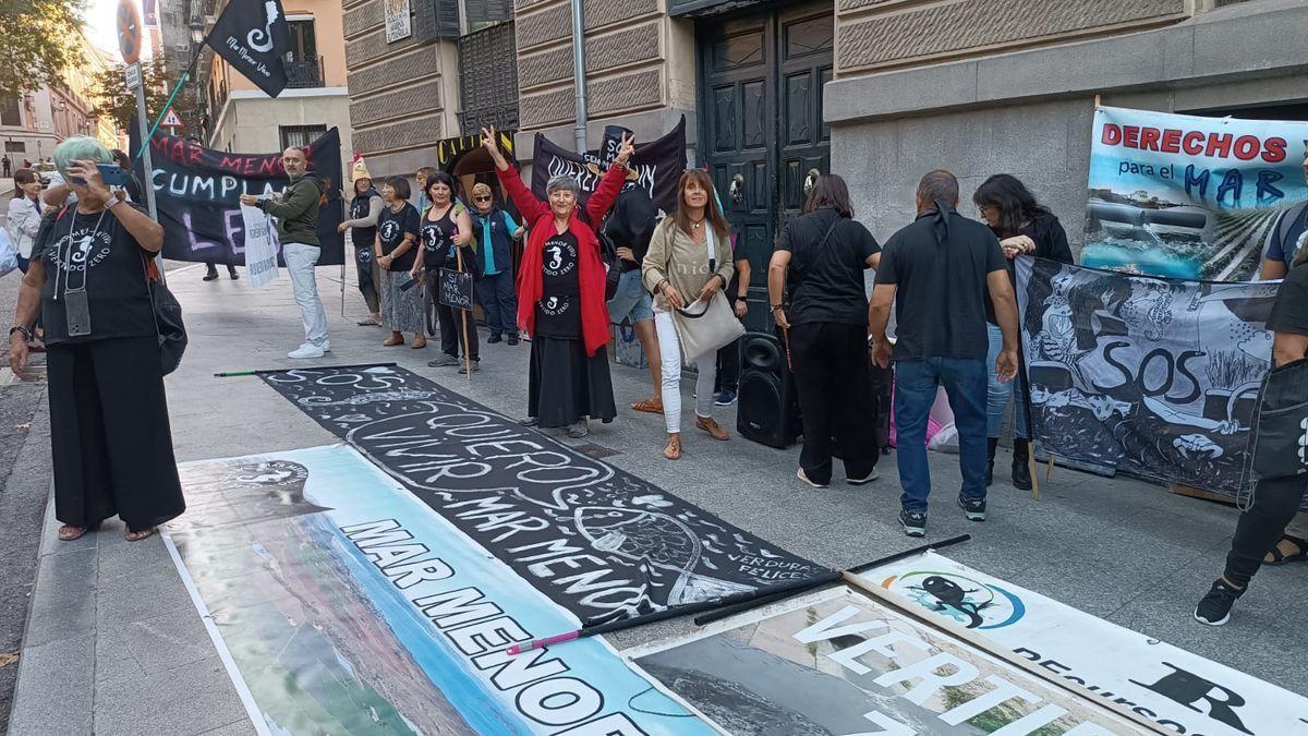 Vecinos llegados de la Región de Murcia siguieron el debate en las calles de Madrid.