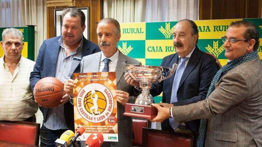 Representantes de las entidades organizadoras presentaron ayer en Caja Rural la Copa Castilla y León que se juega este fin de semana.