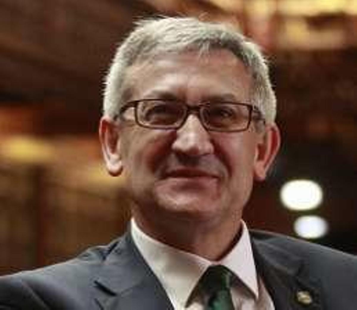 Universitarios y médicos sostienen que no hay prisa por bajar al HUCA todo Medicina