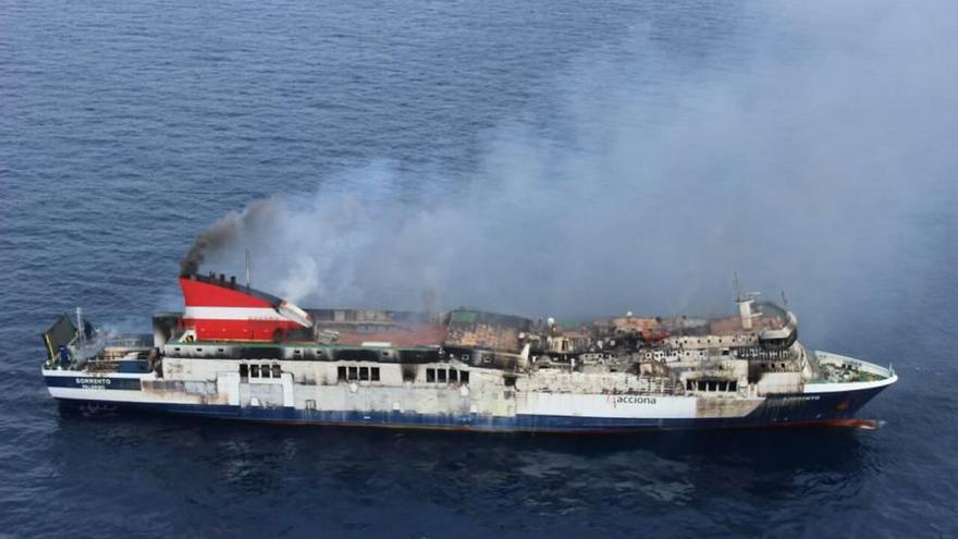 El buque ´Sorrento´ tras el incendio en su cubierta el martes de la semana pasada