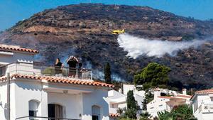 Els bombers temen que la calor i el vent dificultin l’extinció del foc del Cap de Creus